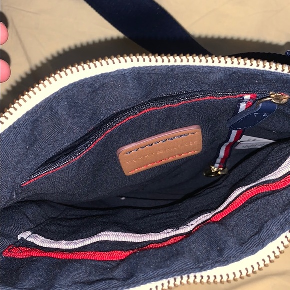 Tommy Hilfiger crossbody purse - Picture 3 of 3